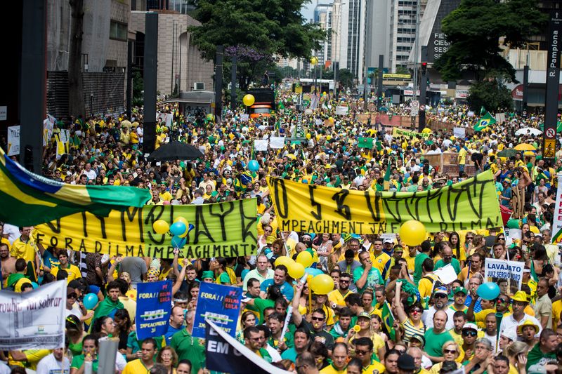 Um milhão de manifestantes ocupam a região da Avenida Paulista, em SP