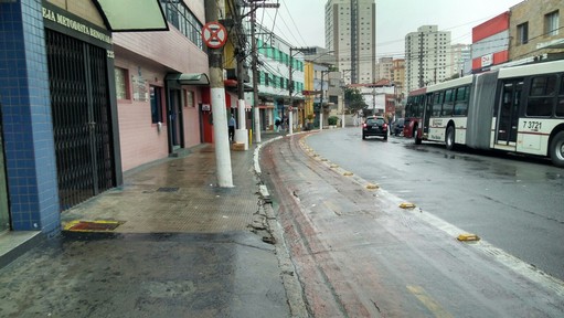 Ciclofaixa, ratos, assaltos: o comércio sofre na Praça da Árvore