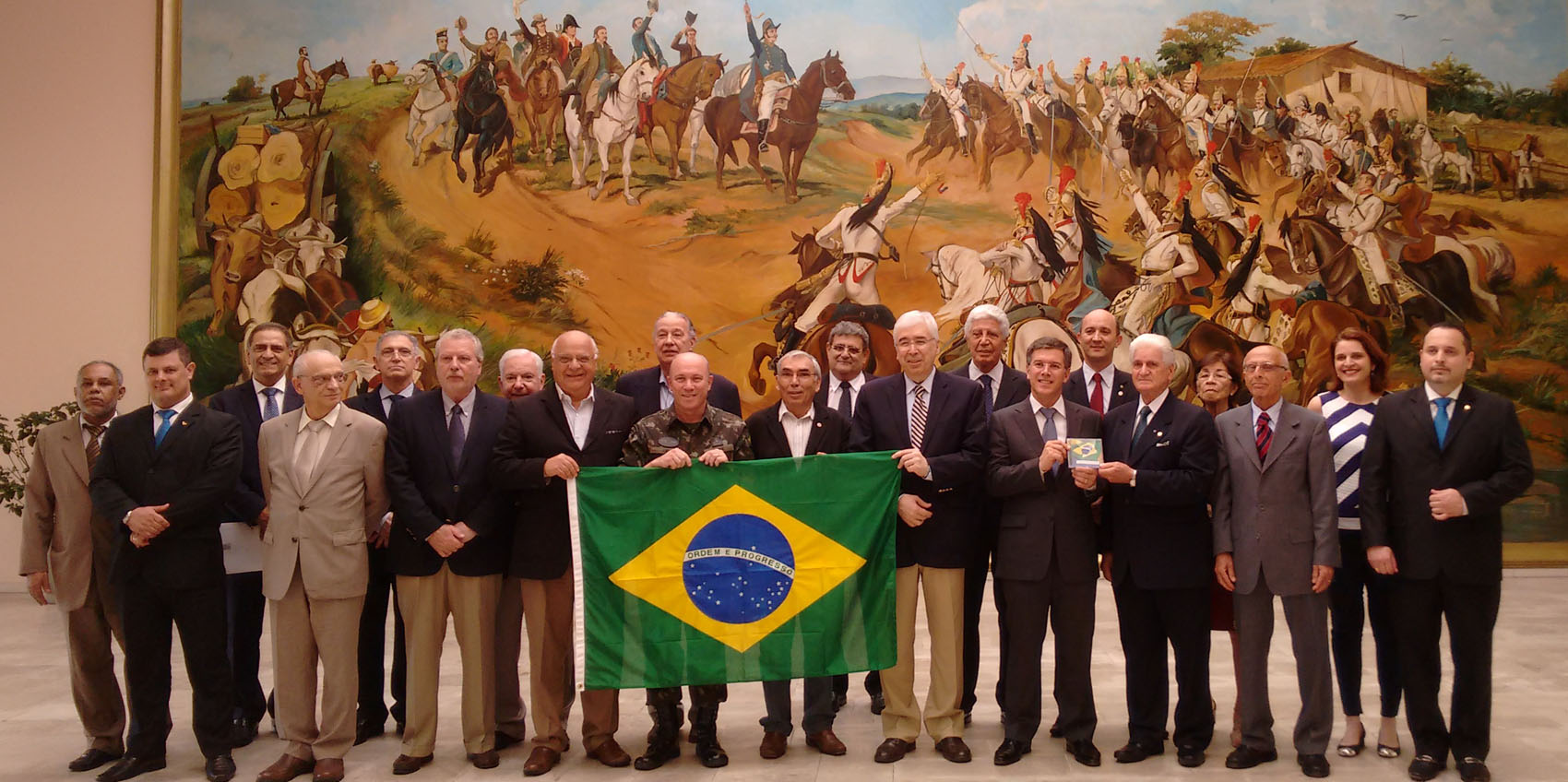 Associações entregam três mil bandeiras para escolas no país