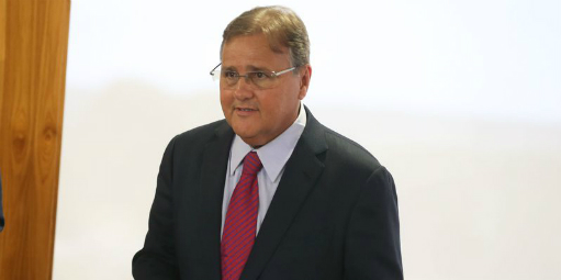 Após escândalo, ministro Geddel entrega o cargo