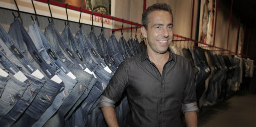 Família Brett volta para a confecção com a grife Replay