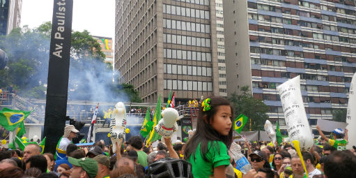 Na Paulista, ambulante dribla a crise vendendo pixulecos