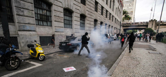 Protesto contra reajuste de tarifa acaba em campo de batalha