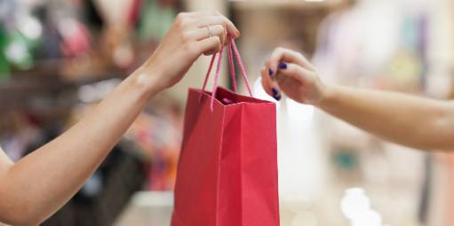 Consumidor vai poupar parte do 13º e pagar dívidas