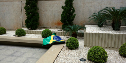 Em protesto contra Temer, vândalos atacam prédio da Acipi