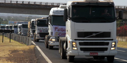 Caminhoneiros param em oito estados contra aumento de impostos