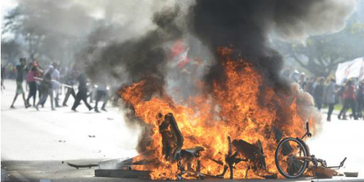 Protesto tem vandalismo e paralisa sessão na Câmara