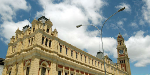 Incêndio de grandes proporções atinge Museu da Língua Portuguesa