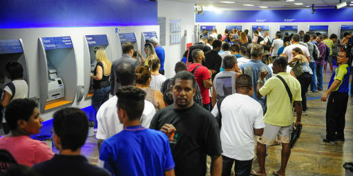 Brasileiro vai usar dinheiro do FGTS para pagar contas atrasadas