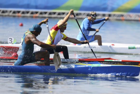 Isaquias Queiroz conquista feito inédito na canoa dupla de 1000m