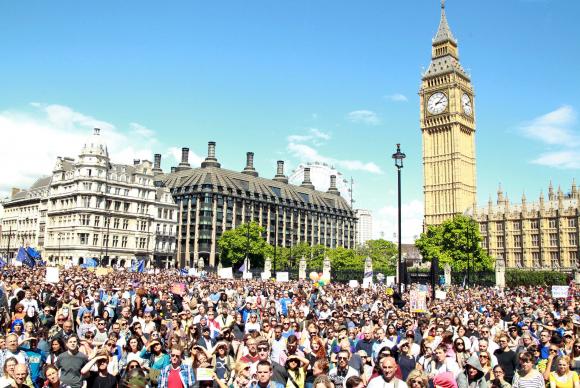 Manifestantes marcham em Londres contra saída do Reino Unido da UE