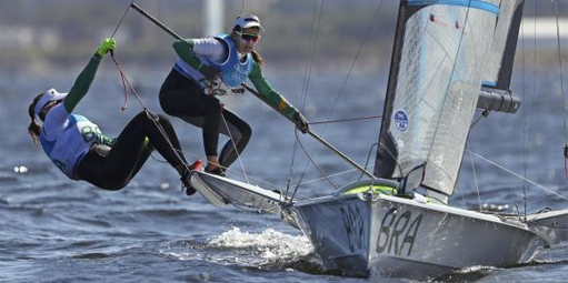 Velejadoras Martine Grael e Kahena Kunze conquistam ouro