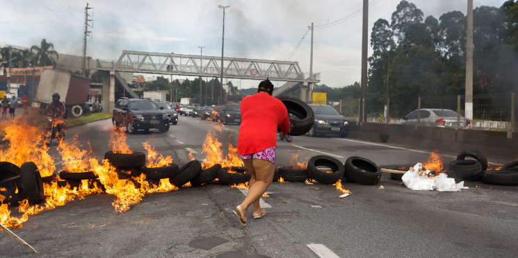 Bloqueio de estradas e paralisações de ônibus em protestos contra a reforma