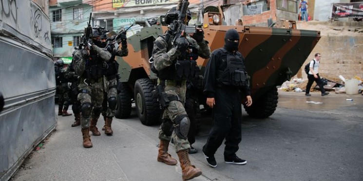 Militares montam estrutura na mata para prender criminosos na Rocinha