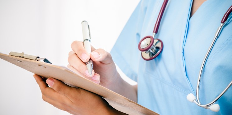 Reajuste de planos de saúde e escolas é bem mais elevado que a inflação