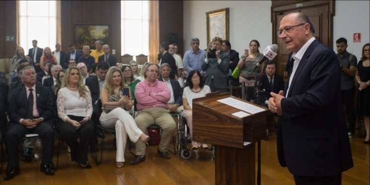 Alckmin sanciona lei que abole AR e facilita negociação de dívida para inadimplentes 