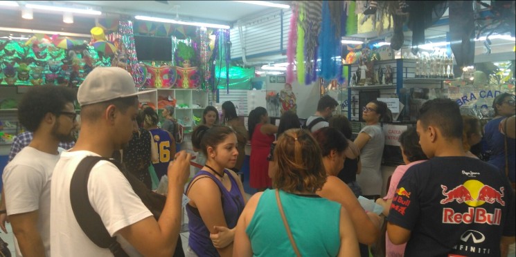 Foliões lotam as lojas em busca de fantasias