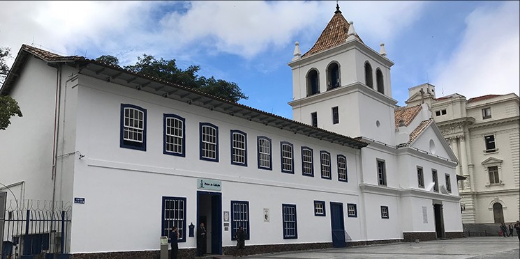 Pátio do Colégio tem a fachada recuperada após pichação 