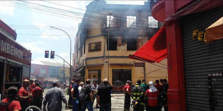 Incêndio atinge prédio na região da 25 de Março. Comerciantes contabilizam prejuízo