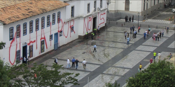Vândalos picham o Pátio do Colégio