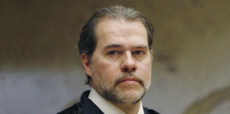 Encolheu  o foro privilegiado de deputados federais e senadores