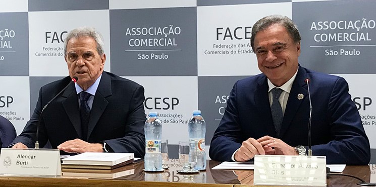 Precisamos refundar o Brasil, afirma o senador Alvaro Dias