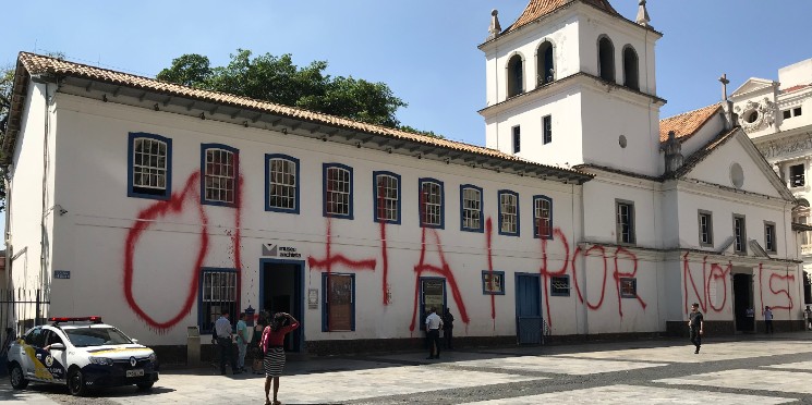 Polícia identifica responsáveis pela pichação do Pátio do Colégio 