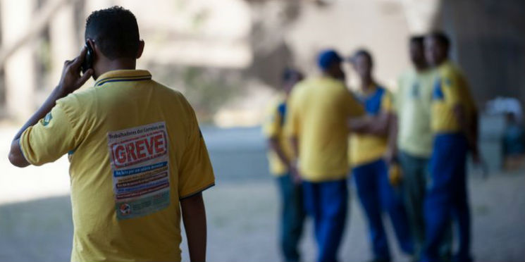 Funcionários dos Correios entram em greve