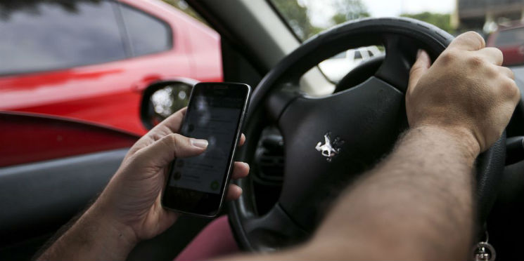 Um a cada cinco brasileiros usa o celular enquanto dirige
