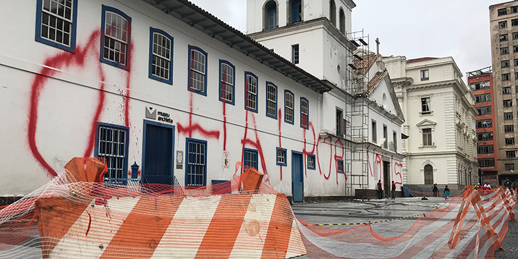 Voluntários iniciam recuperação da fachada do Pátio do Colégio