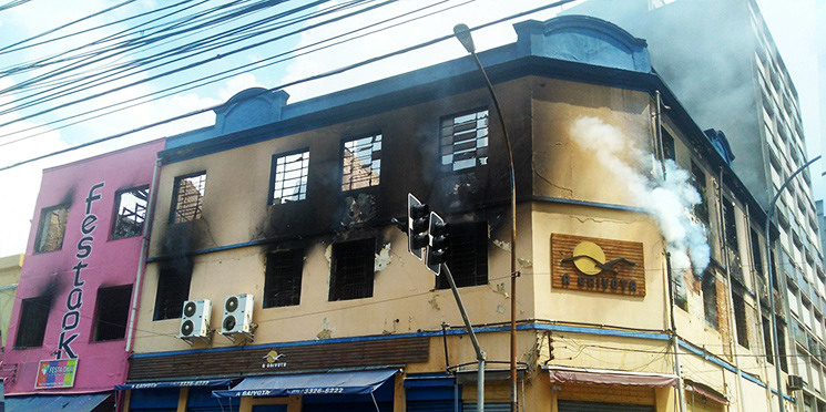 Comércio volta ao normal na área de prédio que pegou fogo