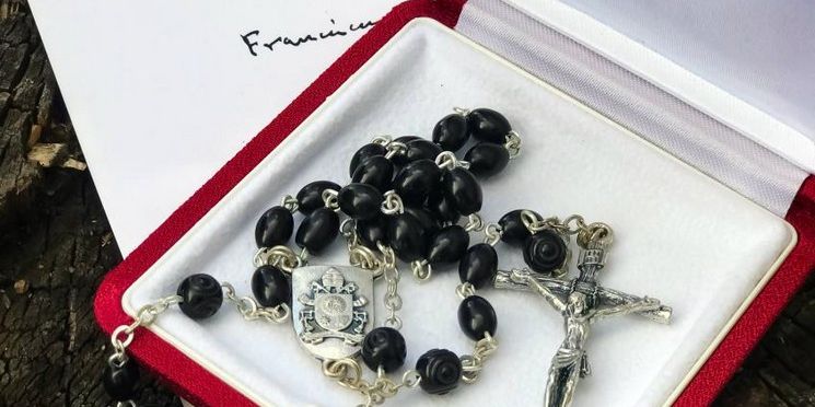 A fake news do rosário que o papa mandou para Lula