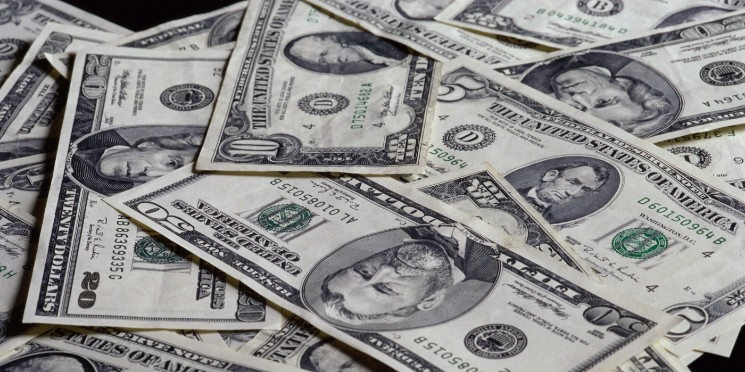 Dólar cai e bolsa fica estável com dados fracos nos EUA