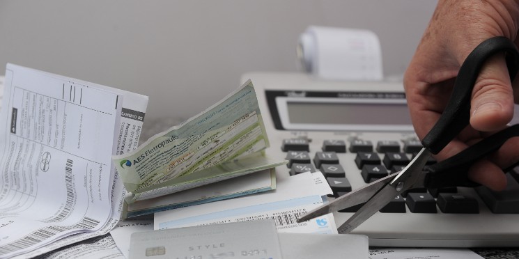 Maioria dos brasileiros corta orçamento e faz bico para sobreviver