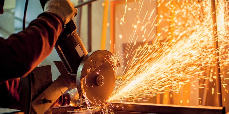 Após dois anos em queda, indústria cresce 3,9% em 2021