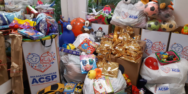 ACSP distribui mais de 14 mil brinquedos no Dia das Crianças