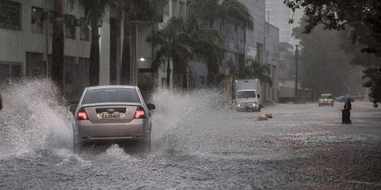 Ilhado pela chuva, varejo da capital paulista vende 20% menos