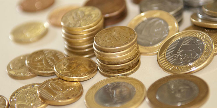 Mais da metade das compras no comércio são pagas com dinheiro