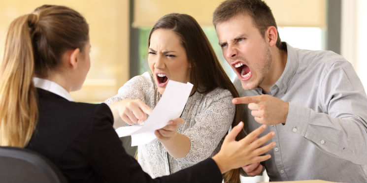 Metade dos brasileiros vai ao banco para resolver problemas