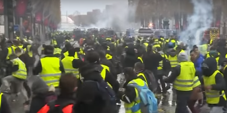 Em Paris, manifestantes voltam  a protestar contra aumento de impostos