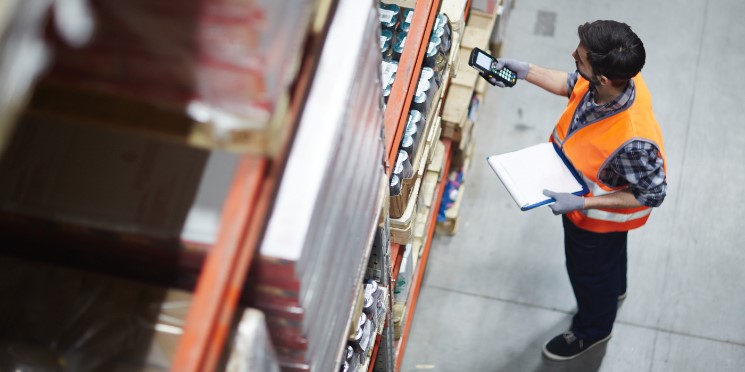 Varejo brasileiro opera com excesso de estoques