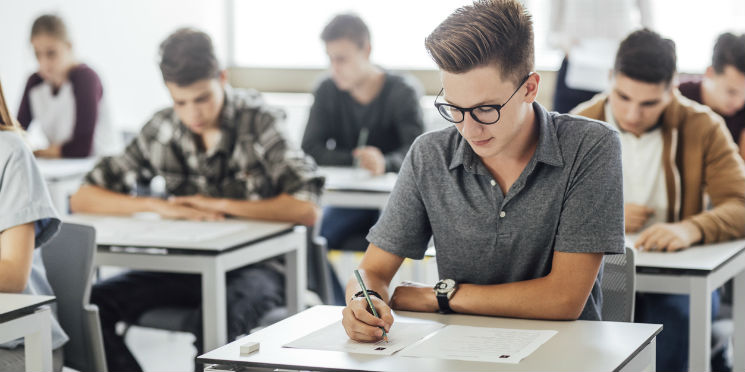 Ações de empresas de educação caem com investigações no setor