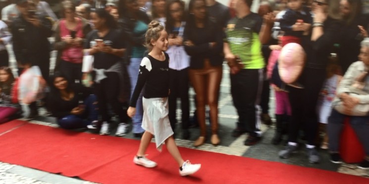 Com desfile de moda na rua, loja aumenta vendas em 30% 