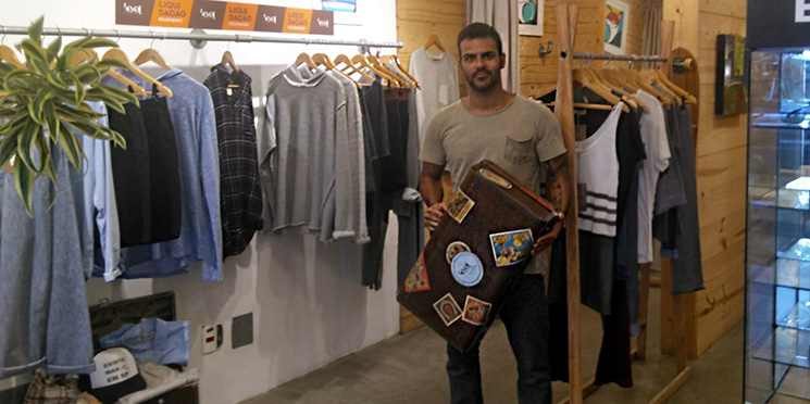 Surfista fatura R$ 1 mi por ano com delivery de camisetas