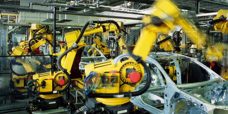 Produção da indústria cresce 0,3% em abril, mas acumula queda no ano