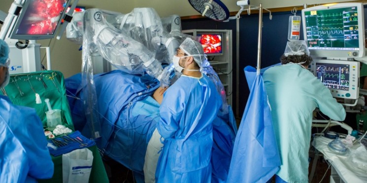 Com robôs, pacientes aderem à cirurgia da próstata