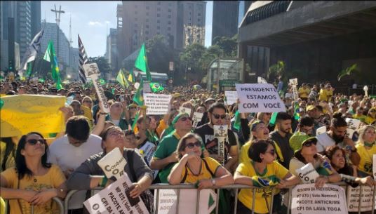 Milhares vão às ruas em manifestações de apoio a Bolsonaro