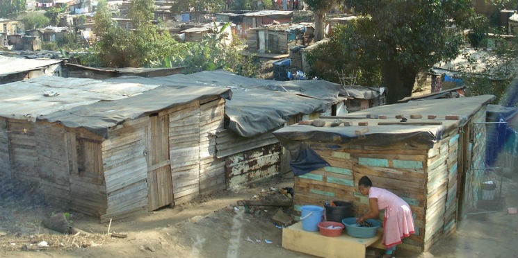 Metade dos brasileiros vive com R$ 413 mensais