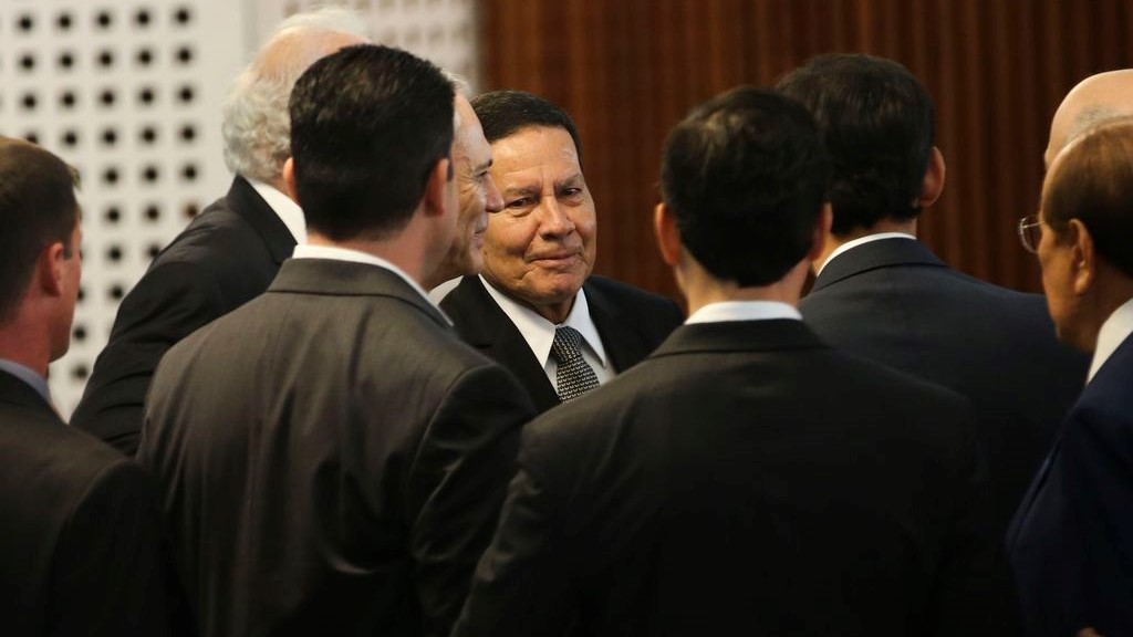 Mourão tenta acalmar empresários em jantar