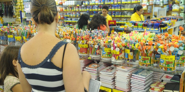 Beabá tributário: saiba quanto os impostos encarecem o material escolar